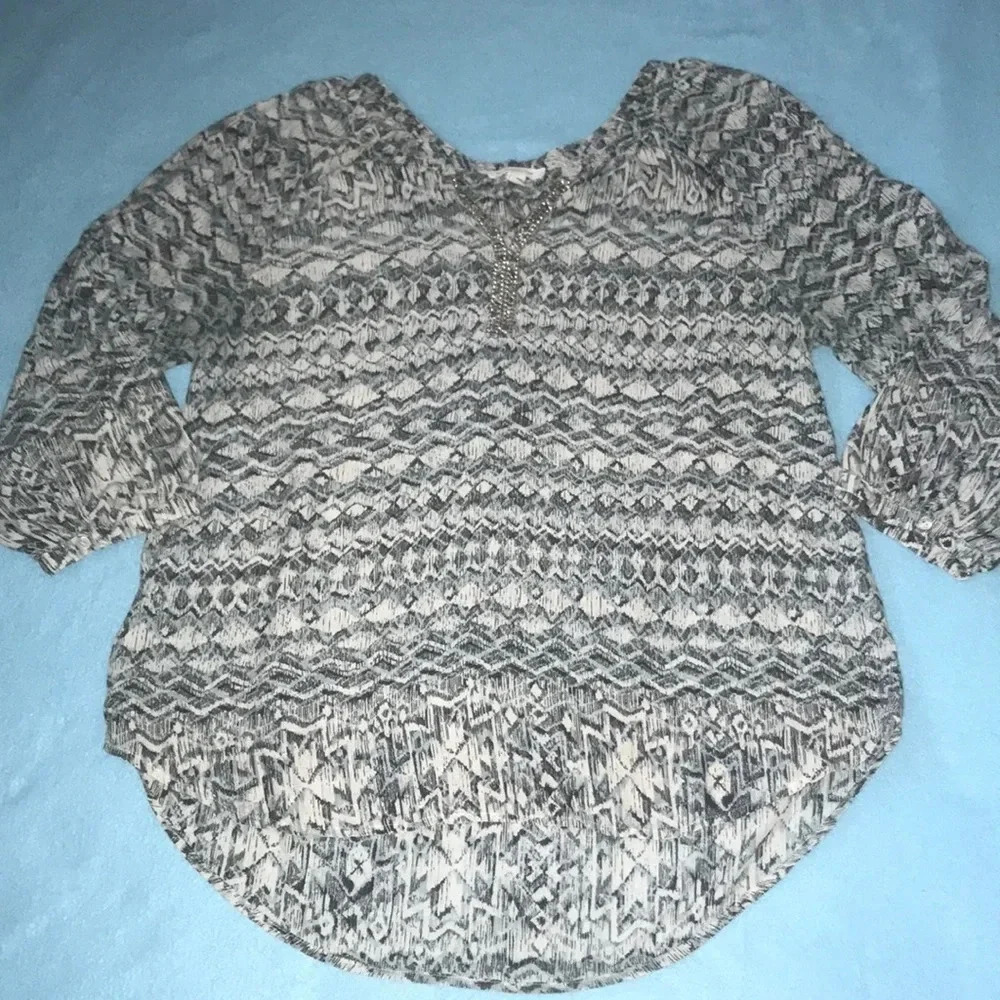 BEACHLUNCHLOUNGE ballon sleeves round neck w/ v-neck silver beads, sequins SZ XL